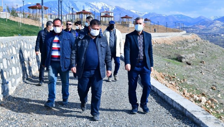 Başkan Çınar, yapımı süren seyir terasını inceledi