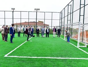 Başkan Çınar, yapımı tamamlanan semt sahasını inceledi