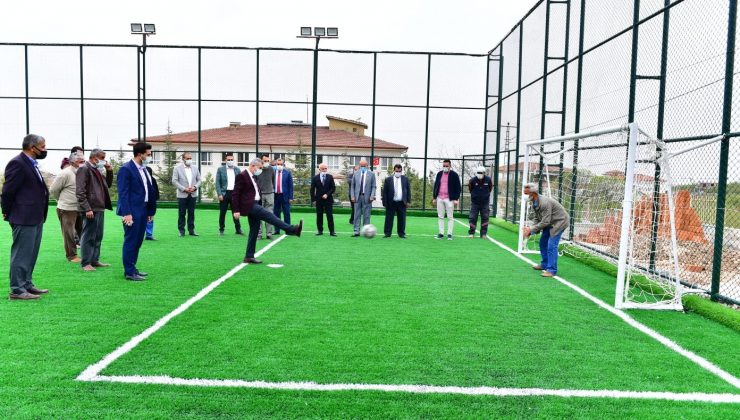 Başkan Çınar, yapımı tamamlanan semt sahasını inceledi