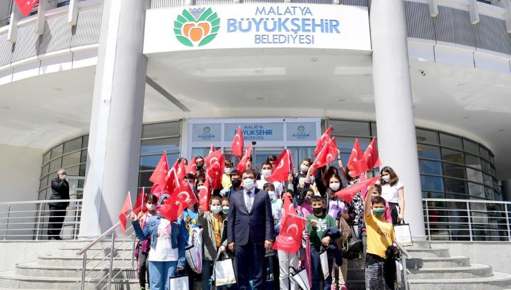 Başkan Gürkan’dan öğrencilere hediye