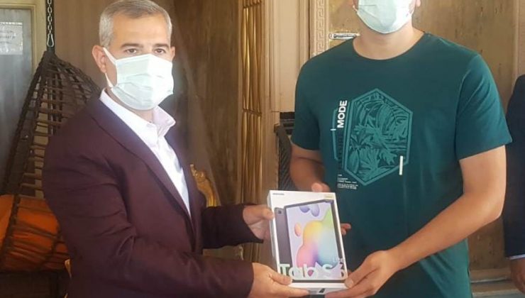 Başkan Çınar, başarılı öğrenciye hediye verdi
