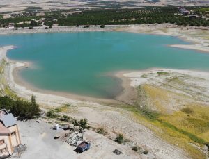 Göçmen kuşların mekanı olan göleti kuraklık vurdu