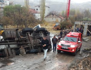 Malatya’da devrilen beton mikserinin sürücüsü araçta sıkıştı