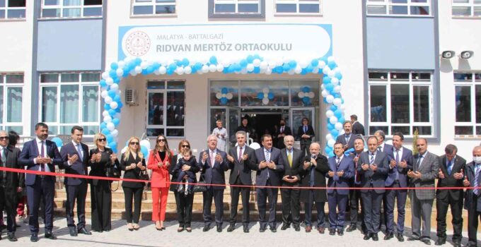 İşadamı Rıdvan Mertöz tarafından yapılan ortaokulun açılışı yapıldı